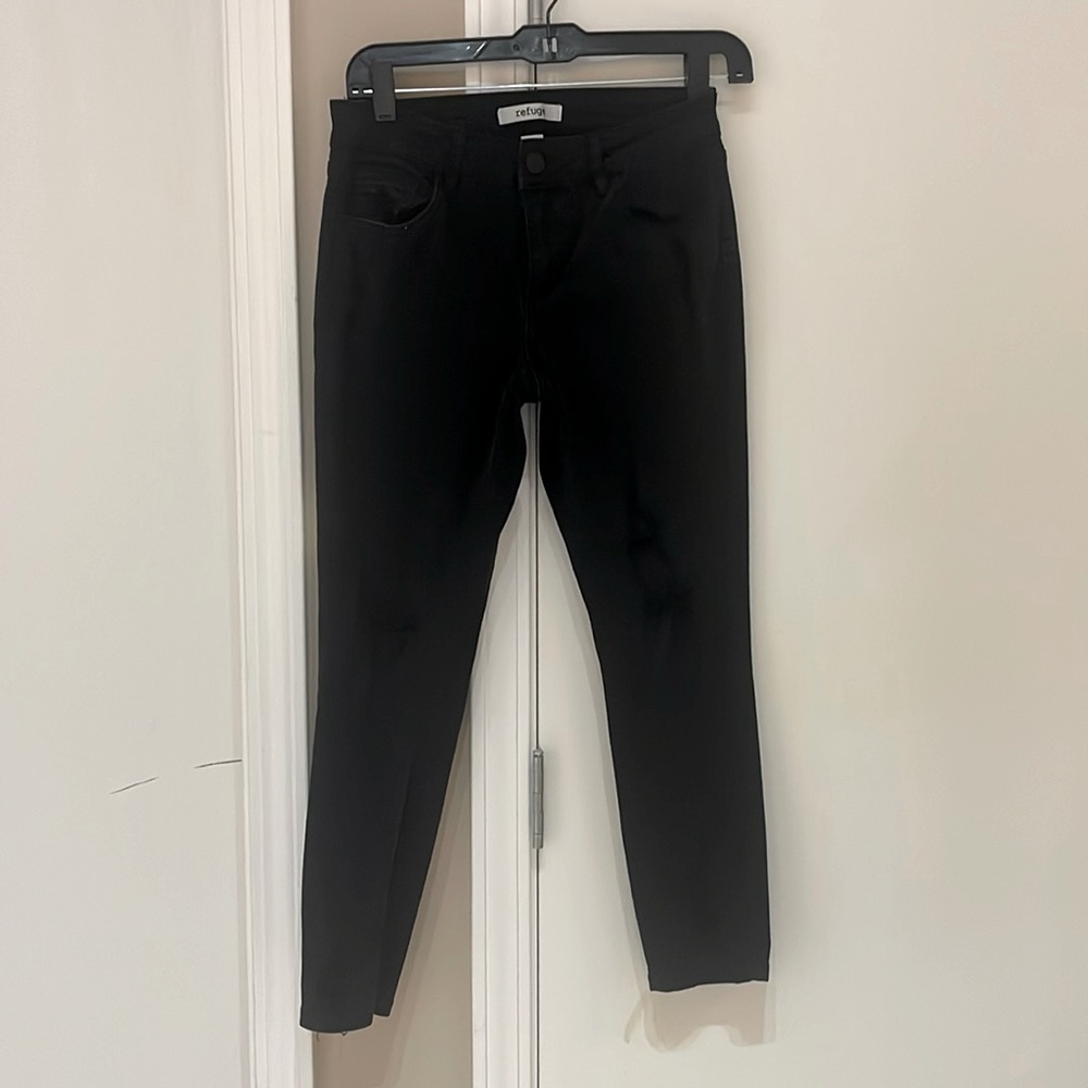 Refuge, size 4, black‎ distressed jeans
